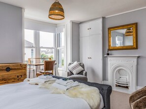 2 habitaciones, tabla de planchar con plancha, wifi y ropa de cama