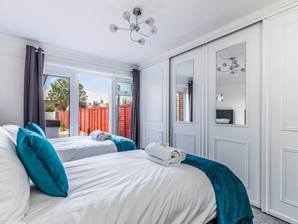 2 bedrooms, iron/ironing board, free WiFi, bed sheets - Lovely Ground Floor Flat With Large Garden - Pass The Keys (Chichester)