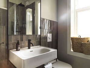 Shower, hair dryer, towels, shampoo