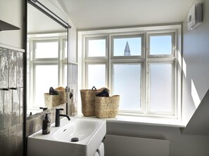 Douche, séchoir à cheveux, serviettes fournies, shampooing