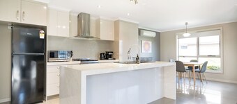 Cute & Cosy 2 Bedroom Unit with Parking & WiFi
