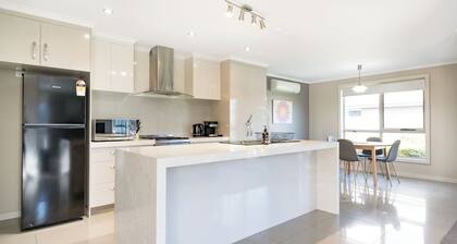 Cute & Cosy 2 Bedroom Unit with Parking & WiFi