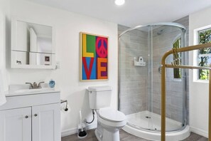 Shower, free toiletries, hair dryer, towels - That 70s Themed Apt Close to Coffee, Food and Shops (Tampa)
