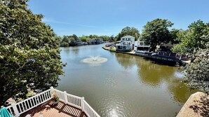 A river with a fountain, surrounded by trees and houses. - Ocean lakes LAKEFRONT MH89A ALL DECKED OUT Newly redecorated (Myrtle Beach)