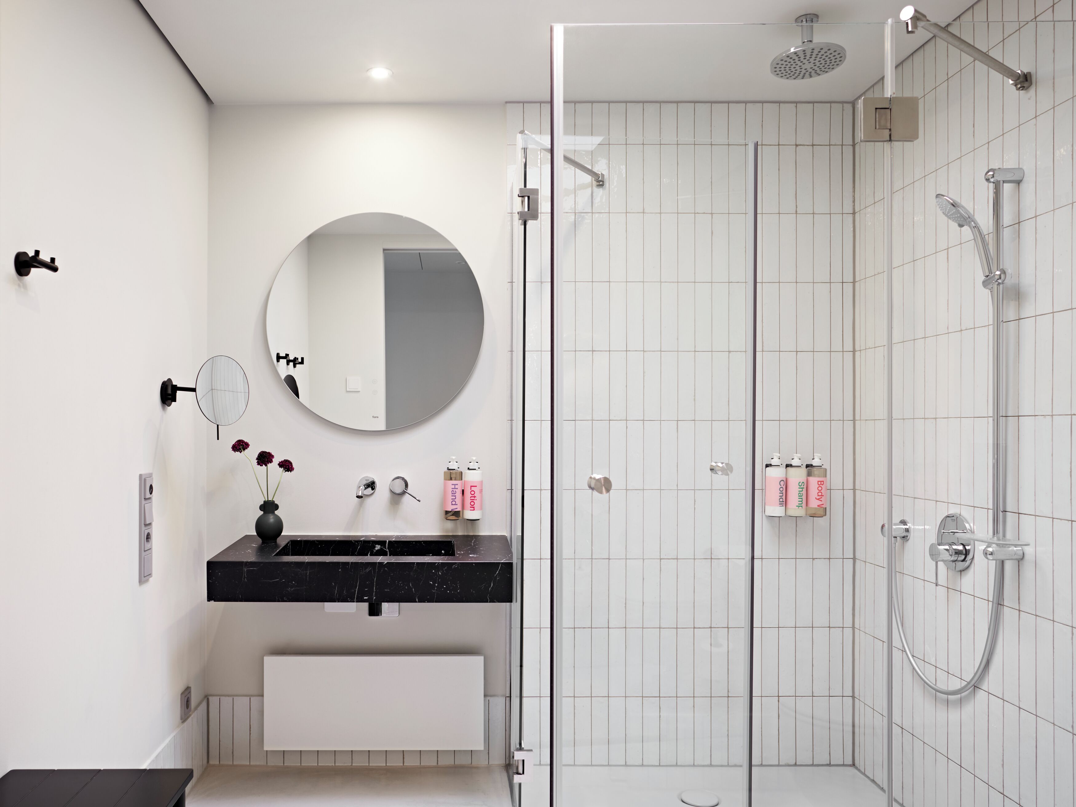 Large Room - Accessible | Bilik Mandi | Pancuran mandi, kelengkapan dandanan diri berjenama, pengering rambut 