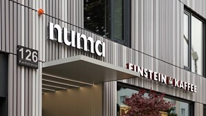 Een gevel met een bordje voor 'numa' en 'Einstein Kaffee'.