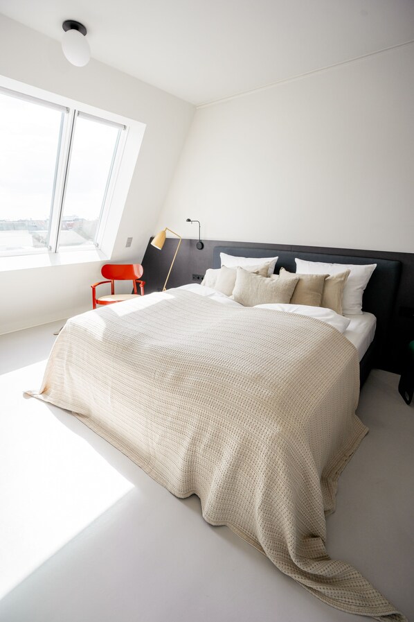 Hypo-allergenic bedding, desk, laptop workspace, free WiFi