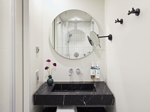 Dusche, Designer-Toilettenartikel, Haartrockner, Handtücher