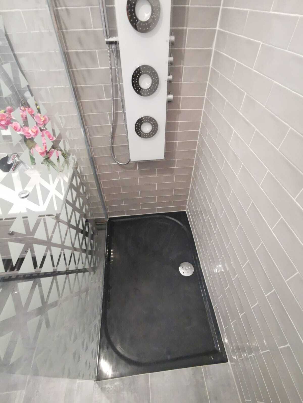 Ducha, artículos de tocador gratuitos, secador de pelo, toallas