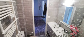 Spacious apartment near RER C station
