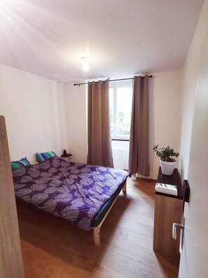 4 bedrooms, free WiFi - Spacious apartment near RER C station (Étampes)