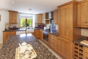 Four à micro-ondes, un four, lave-vaisselle