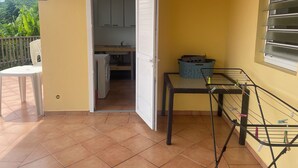 Outdoor dining - come and relax at CASA FALL, 8 minutes from the DIDIER waterfalls, by the pool (Schoelcher)