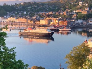Een haven met een groot schip, de 'Caledonian MacBride', dat aangemeerd ligt.
