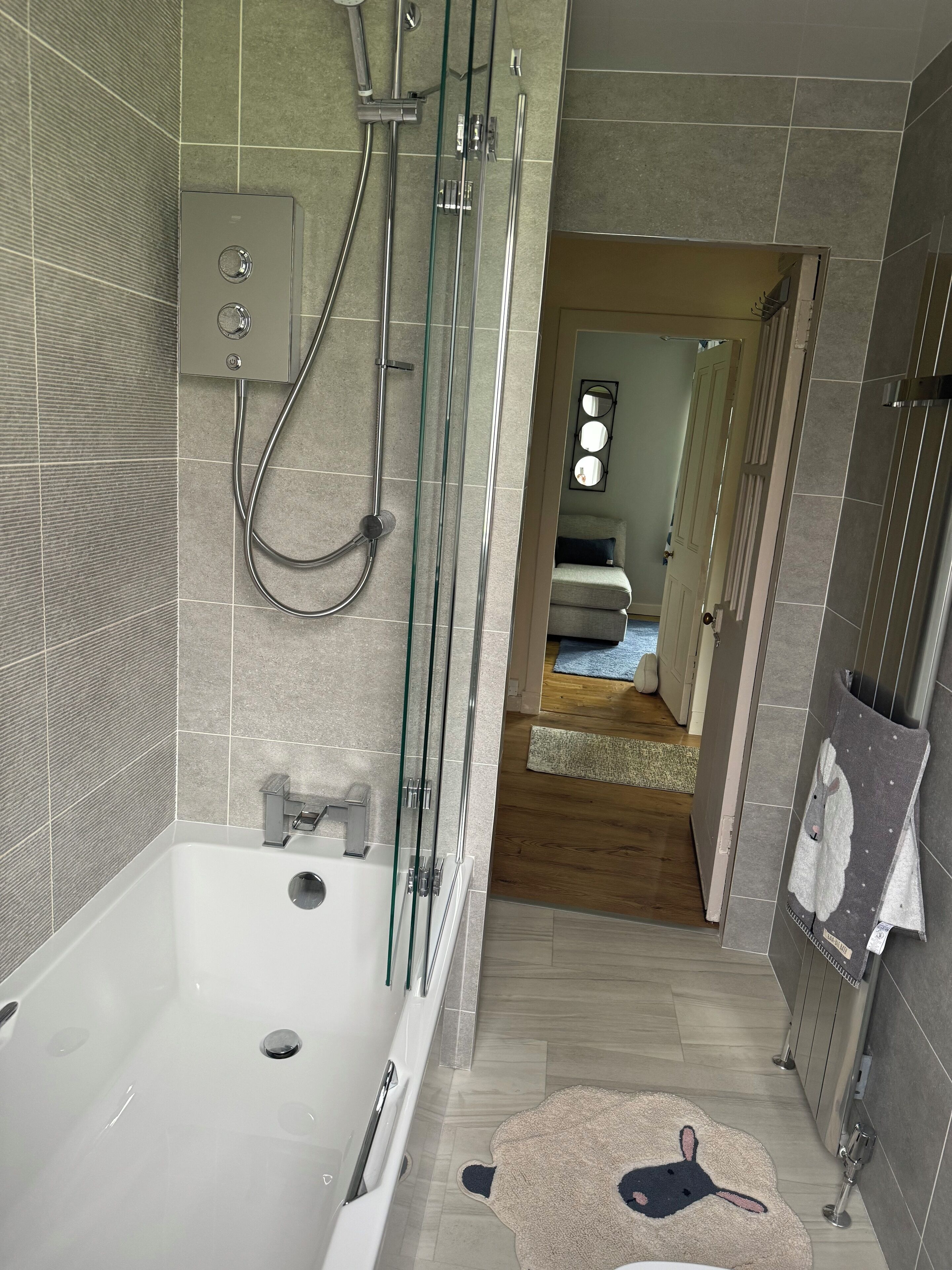 Ensemble douche/baignoire, sèche-cheveux, serviettes fournies, savon
