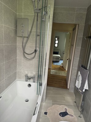 Combined shower/bathtub, hair dryer, towels, soap
