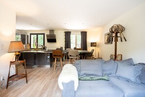 TV - L'Alérion - Two Bedroom House, Sleeps 6 (Nancy)