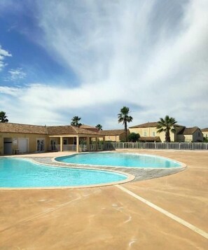 A heated pool - La Maisonnette des Berges (Béziers)