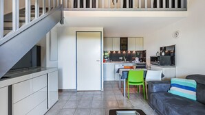 Eine moderne Wohnung mit Küche, Essbereich und Wohnzimmer.