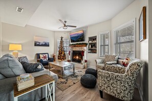 TV connectée, cheminée, baby-foot, livres