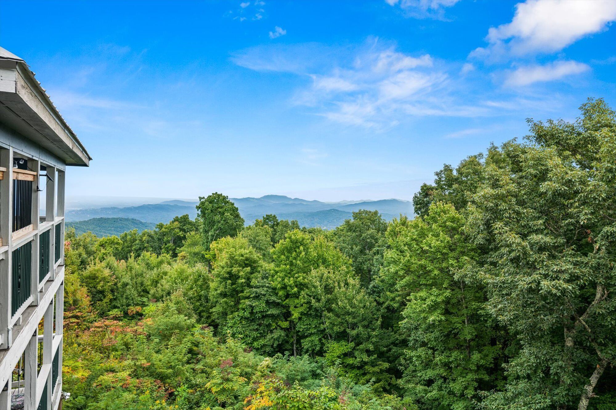 Holiday Dates Open!  Cozy Mt Top Chalet with Mt Views / Hot Tub / 5 Smart TV's! 