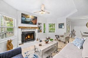 TV connectée, cheminée, baby-foot, livres