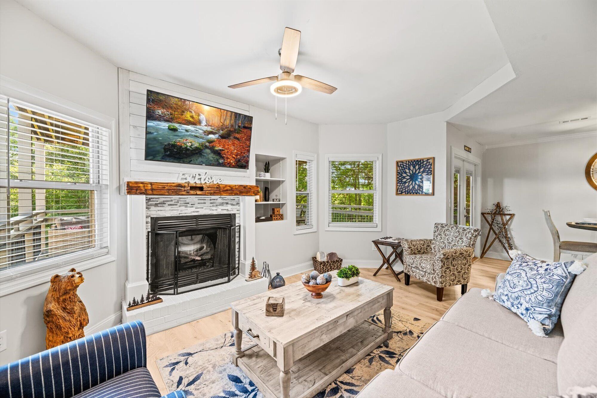 Holiday Dates Open!  Cozy Mt Top Chalet with Mt Views / Hot Tub / 5 Smart TV's! 