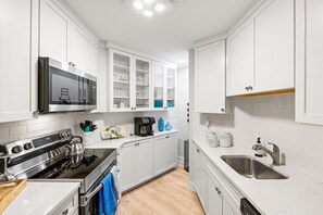 冰箱、微波炉、烤箱、炉灶