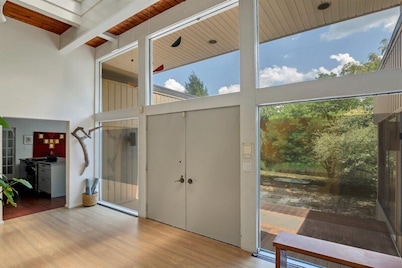 Modern Villa with private pond near Legoland and Delaware River. 