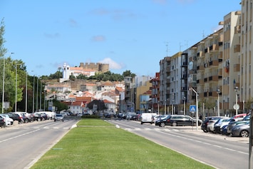 Avenida principal da frente do apartamento.