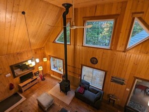 Fernseher, Kamin, DVD-Player