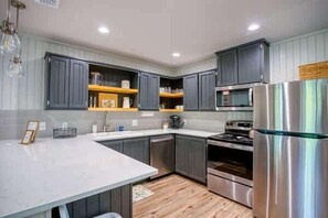 ثلاجة، ميكروويف، فرن، موقد طهي مسطح