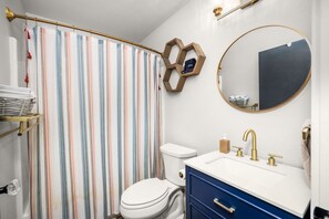 Combined shower/tub, hair dryer, towels