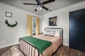 2 bedrooms, iron/ironing board, WiFi, bed sheets