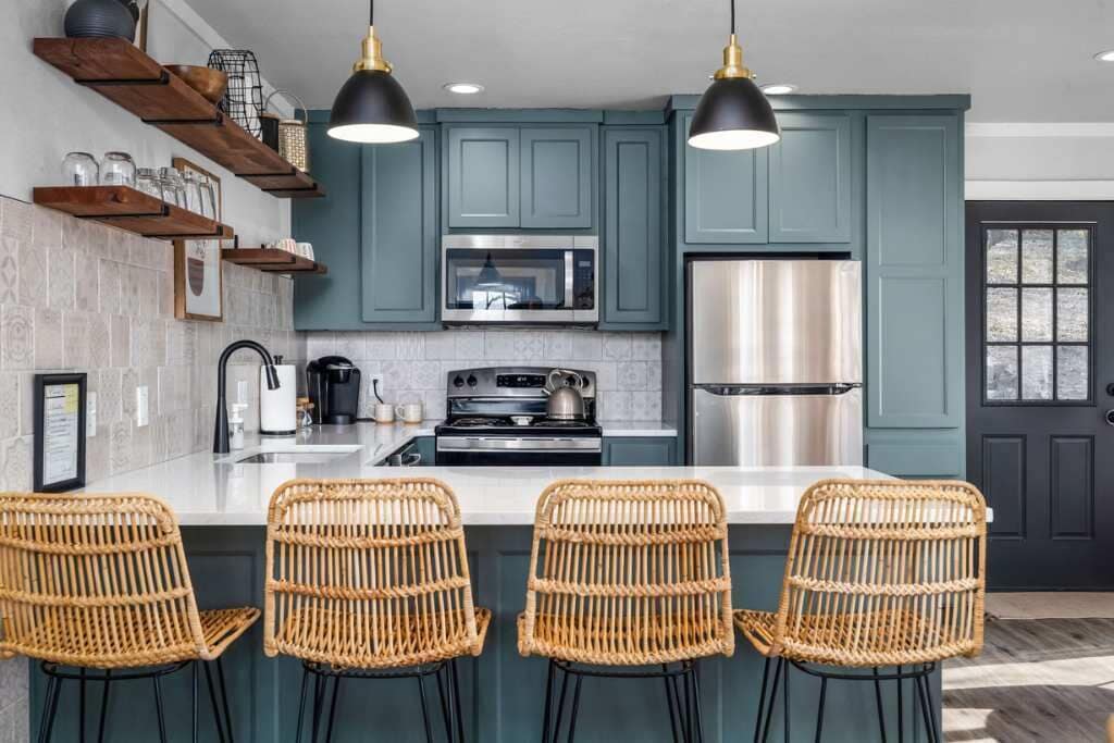 Wasserkocher mit Kaffee-/Teezubehör, Kühlschrank, Mikrowelle, Ofen
