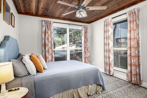 2 makuuhuonetta, silitysrauta/-lauta, Wi-Fi, vuodevaatteet