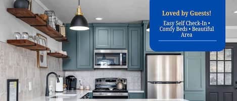 Een koelkast, een microgolfoven, een oven, een kookplaat