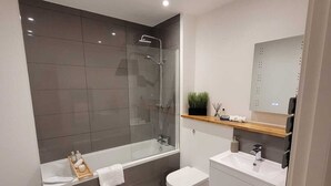 Doppelzimmer | Badezimmer | Haartrockner, Seife, Shampoo
