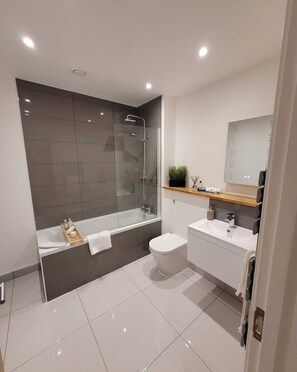 Double Room | Bathroom | Hair dryer, soap, shampoo