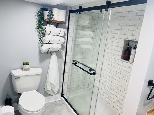 Stylish & Spacious Princeton Basement Apt w/ King Bed, Private Entrance