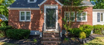 Stylish & Spacious Princeton Basement Apt with King Bed, Private Entrance