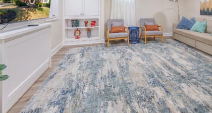 Stylish & Spacious Princeton Basement Apt with King Bed, Private Entrance