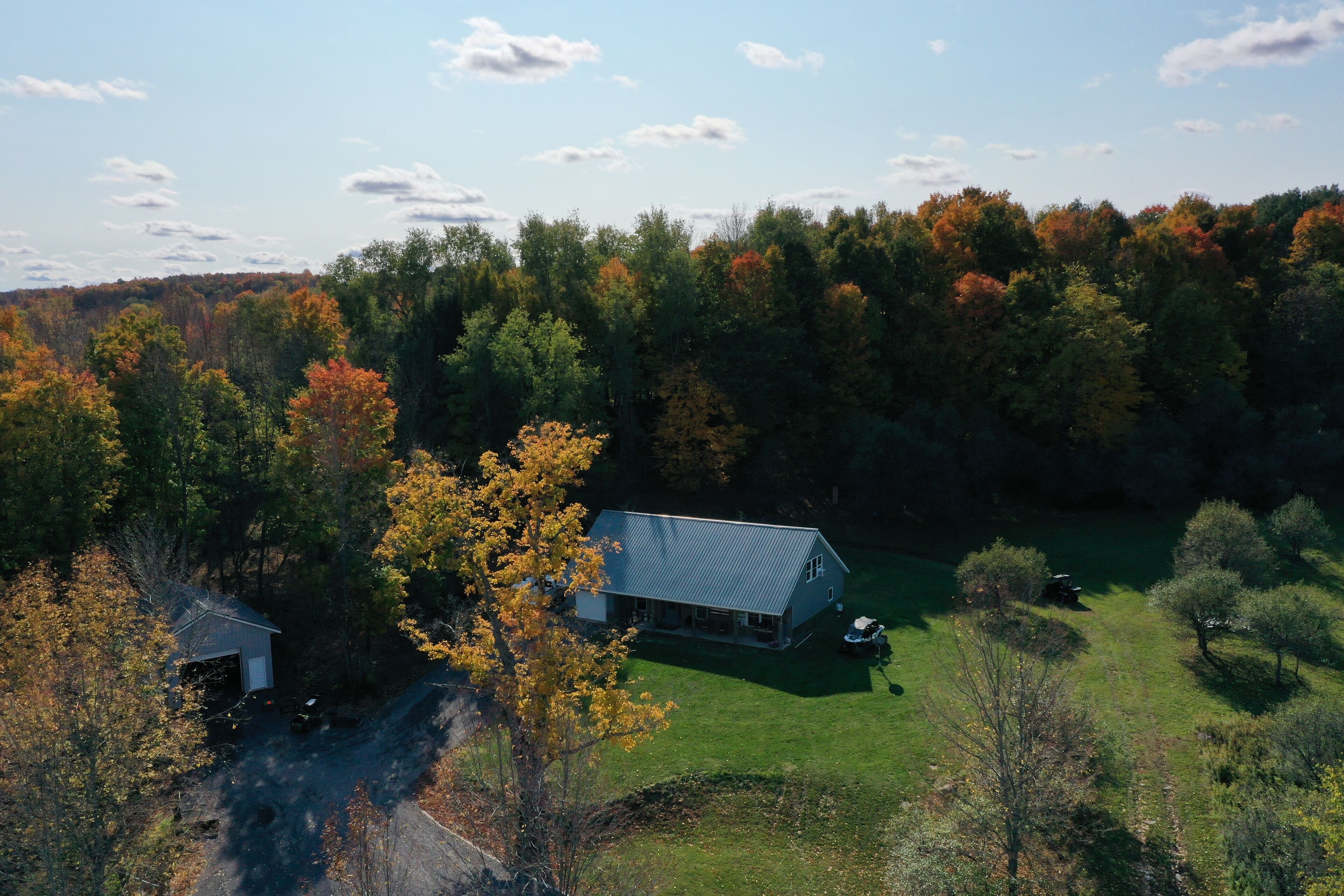 Hill Top Cabin W/ drive out snowmobiling and ATV riding. 