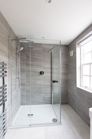 Deluxe Apartment | Bathroom - Hampden Apartments - The Louis (Windsor)