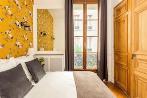 6 chambres, bureau, fer et planche à repasser, lit de bébé portatif