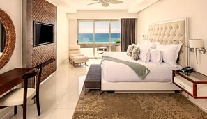 2 makuuhuonetta, tallelokero huoneessa, työpöytä, silitysrauta/-lauta