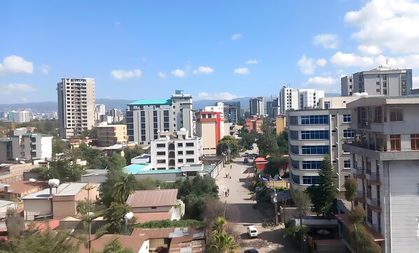 Un paisaje urbano con diversos edificios, entre ellos apartamentos de gran altura y estructuras comerciales.