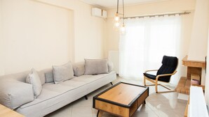 Una sala de estar moderna con un sofá, una mesa de centro, una silla y un piano.
