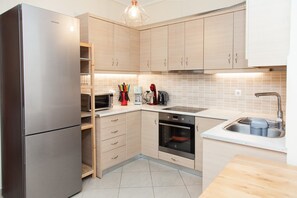 Apartamento | Cozinha privada | Geladeira grande, micro-ondas, fogão, cooktop