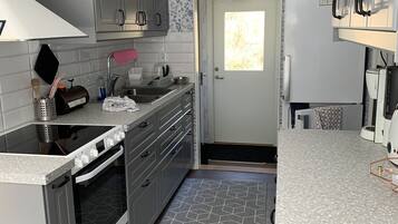 Fridge, oven, stovetop, coffee/tea maker